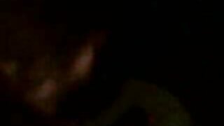 सुंदर लॅटिना वेश्या दिसणारी बेब रॅचेल वुड्स तिचे पाय उघडे पसरते आणि मिशनरी पोझमध्ये तिची ओले योनी रागाने ड्रिल करते.